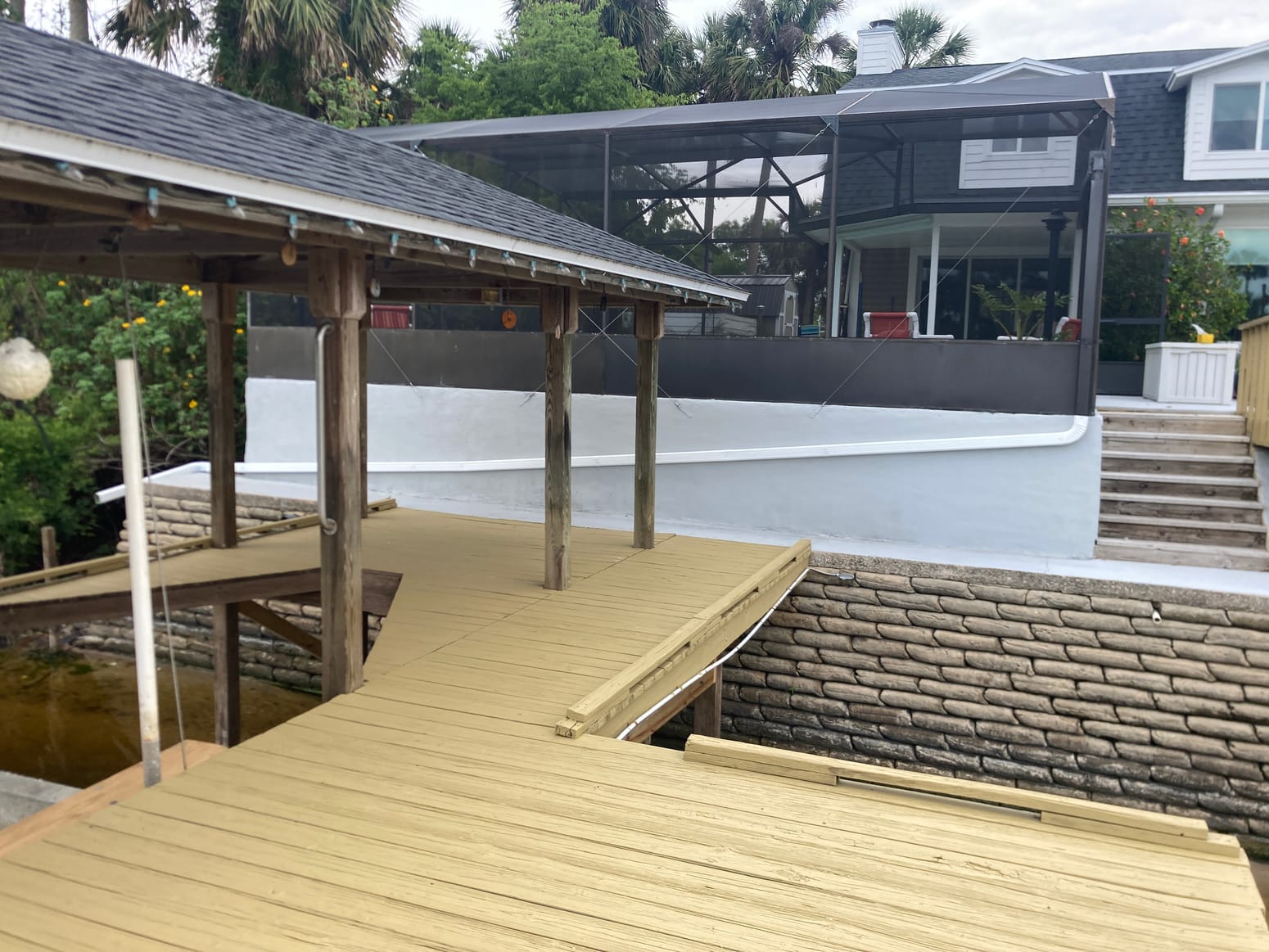 Residential screened pool enclosure and aluminum screen framework