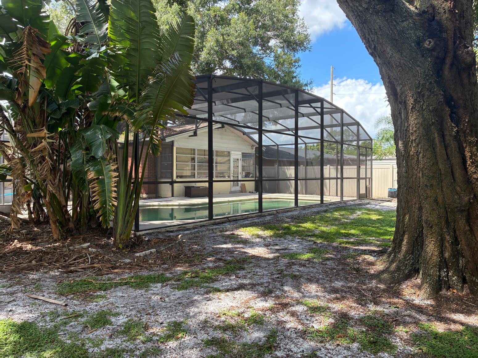 Residential screened pool enclosure and aluminum screen framework