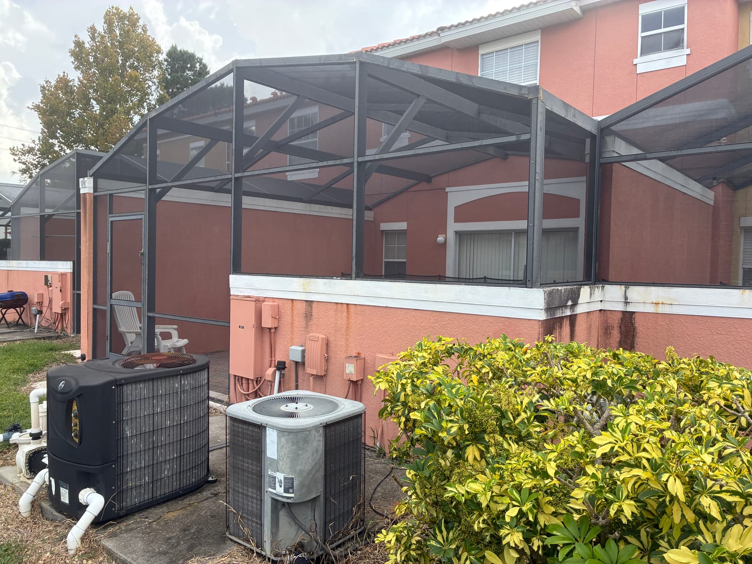 Residential screened pool enclosure and aluminum screen framework