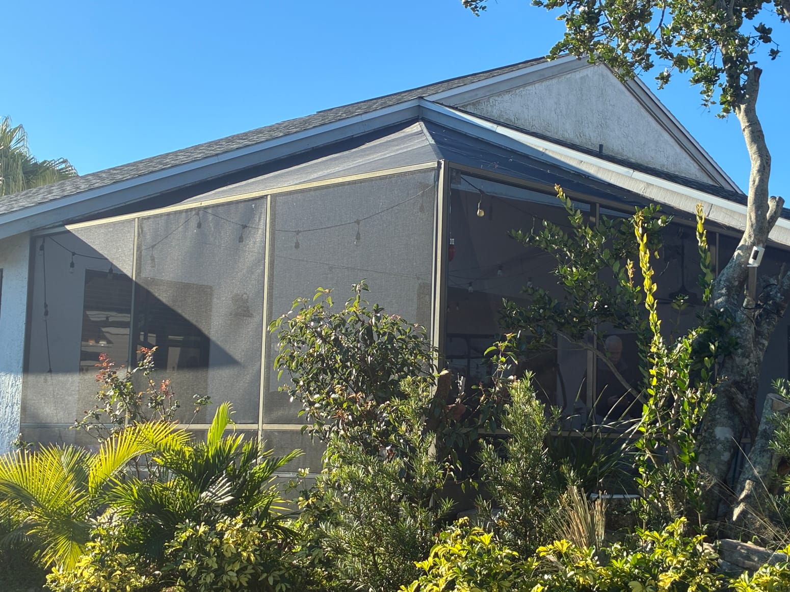 Residential screened pool enclosure and aluminum screen framework
