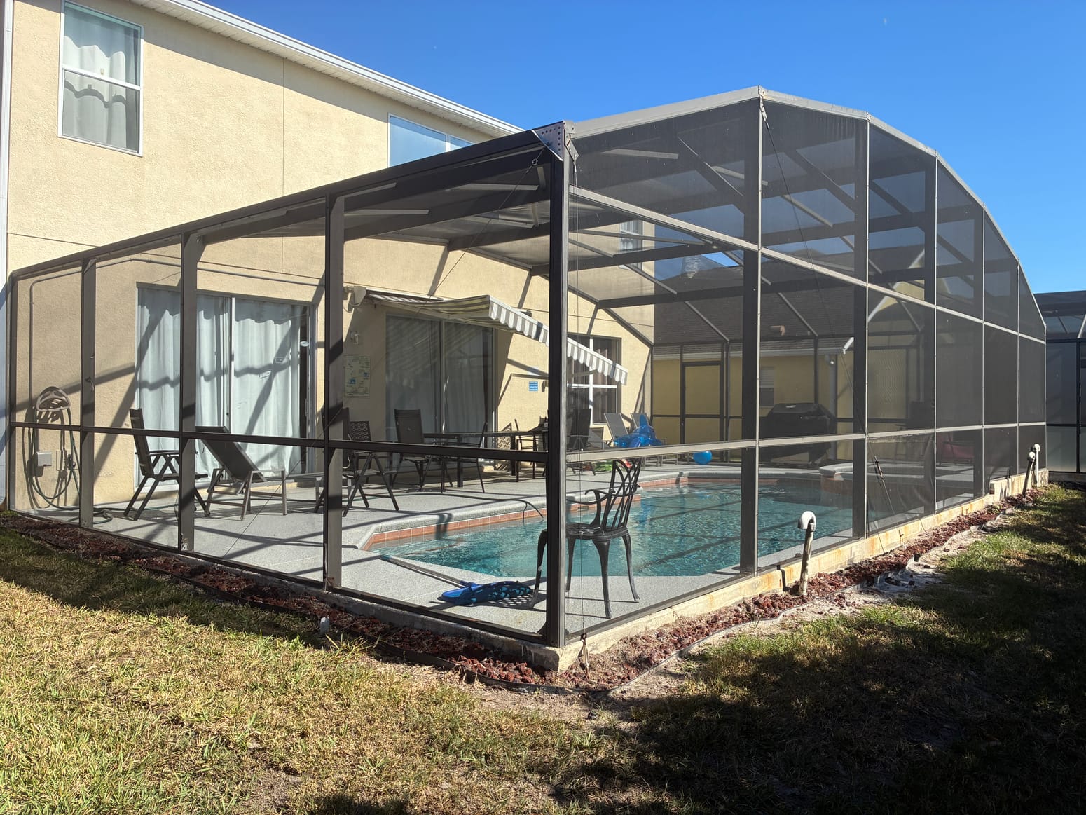 Residential screened pool enclosure and aluminum screen framework