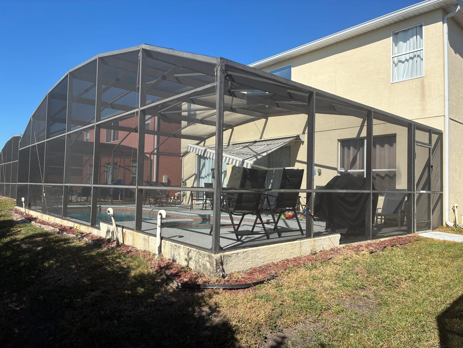 Residential screened pool enclosure and aluminum screen framework