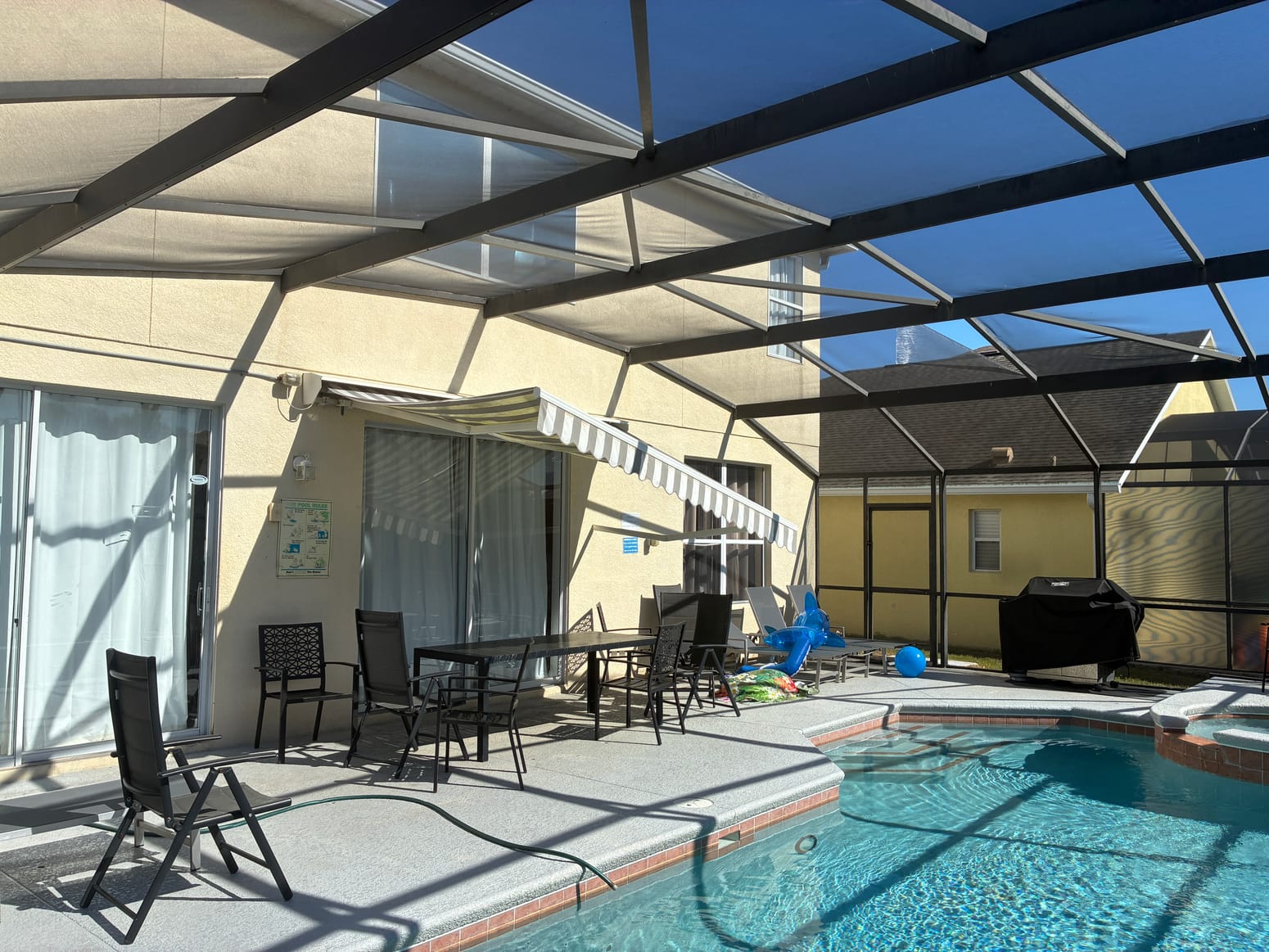 Residential screened pool enclosure and aluminum screen framework