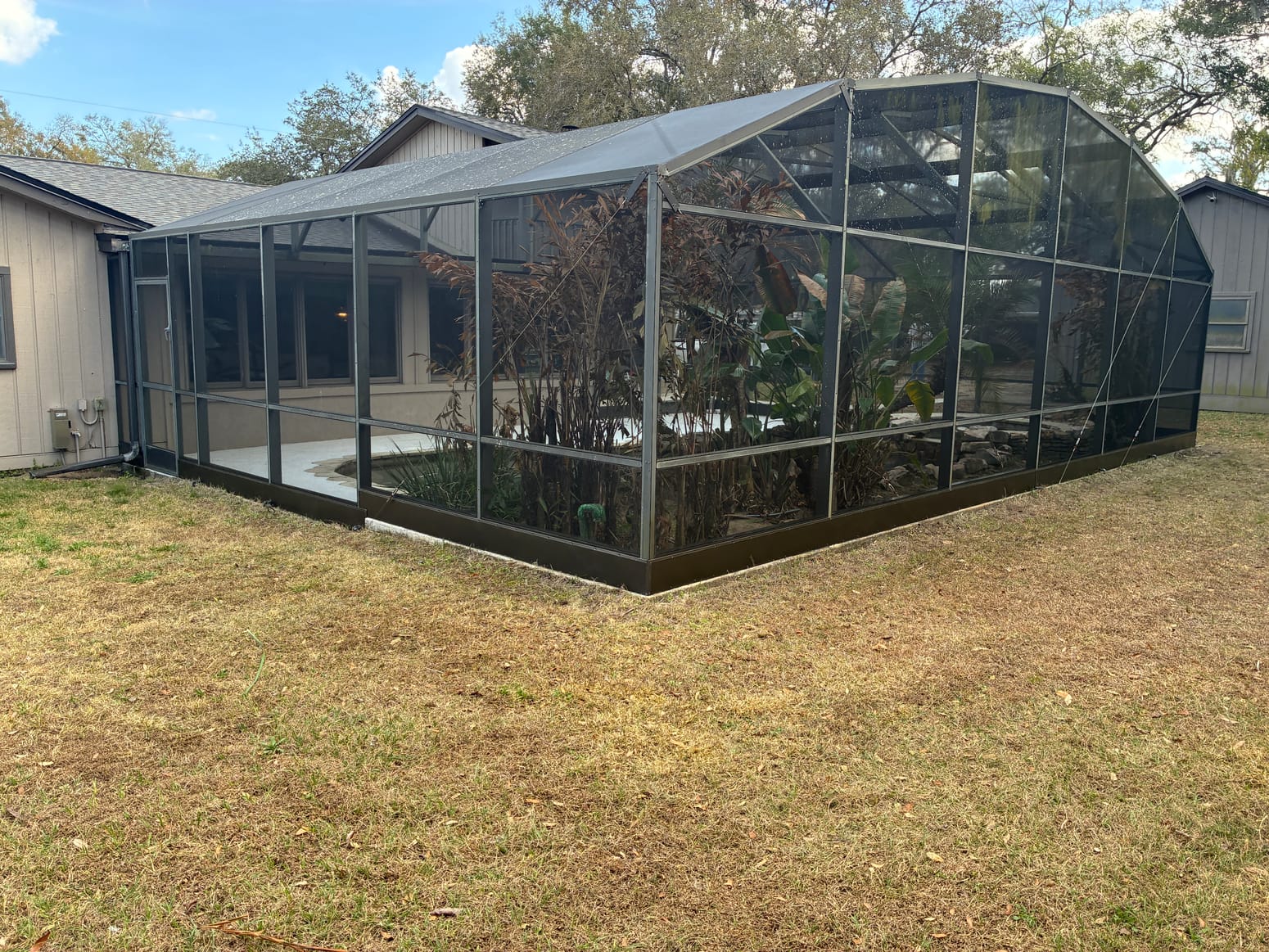 Residential screened pool enclosure and aluminum screen framework