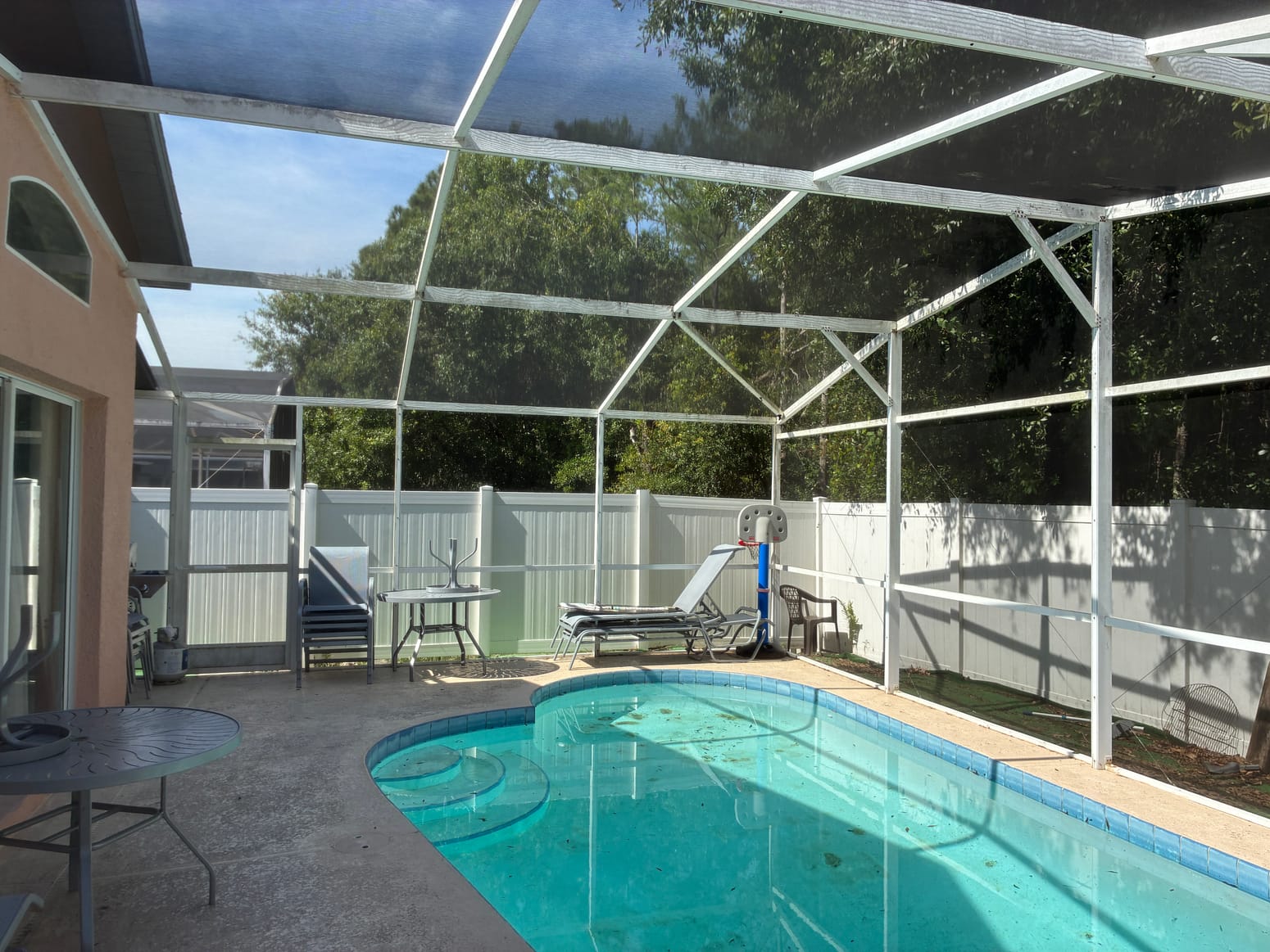 Residential screened pool enclosure and aluminum screen framework