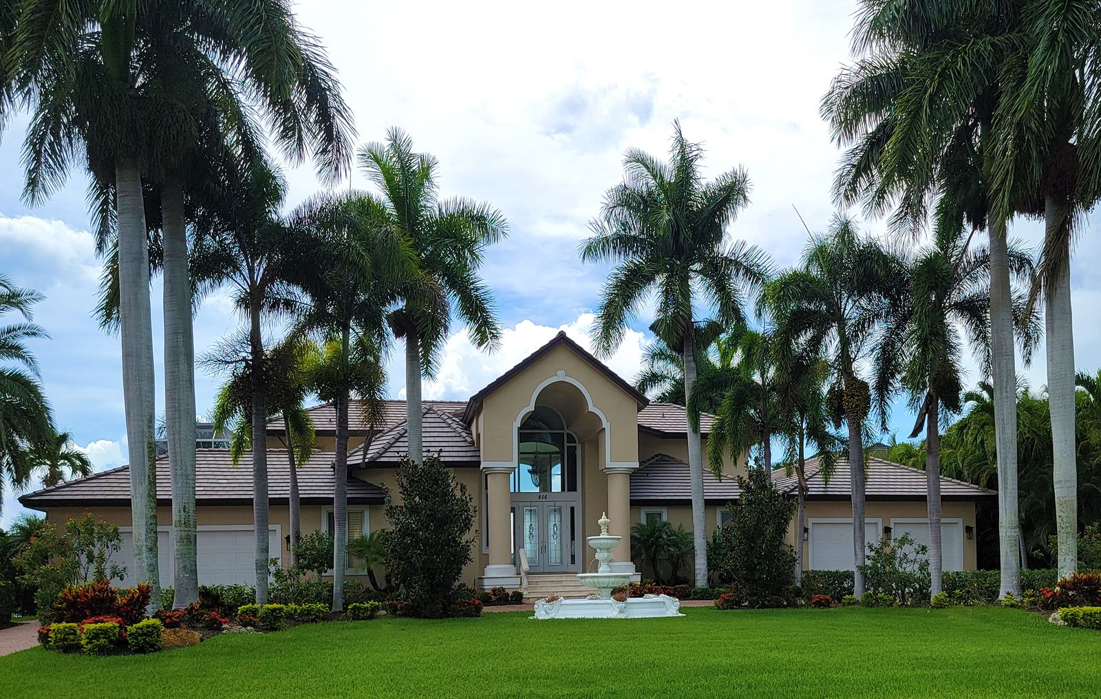 Well-kept Florida-style residential exterior